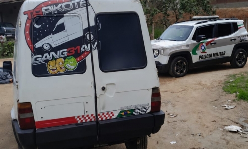 Carro com registro de furto é encontrado abandonado em frente a residência em São João Batista