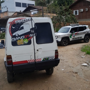 Carro com registro de furto é encontrado abandonado em frente a residência em São João Batista