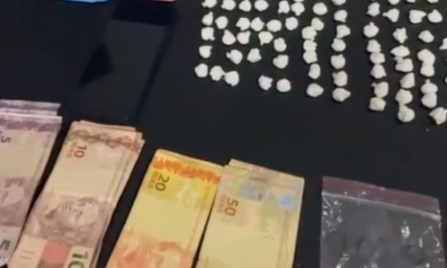 Entregador de drogas é flagrado com cocaína escondida na lataria da moto e casal é preso