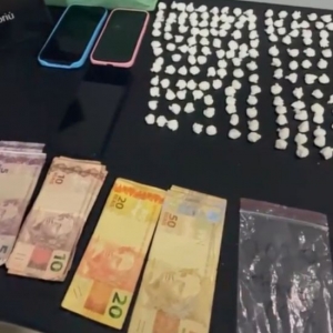 Entregador de drogas é flagrado com cocaína escondida na lataria da moto