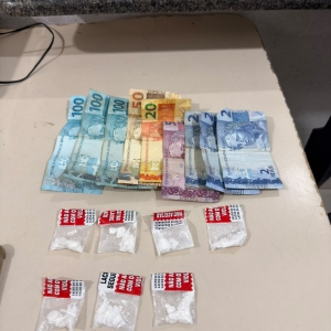 Cocaína, dinheiro e veículo irregular apreendidos após flagrante de tráfico