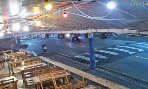 Motorista embriagado bate em scooter e é preso após tentar fugir