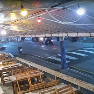 Motorista embriagado bate em scooter e é preso após tentar fugir