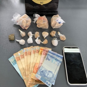 Três são detidos e drogas são apreendidas em operação contra organização criminosa