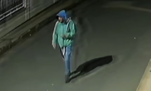 Suspeito encapuzado é flagrado por câmeras de segurança após furtar veículo