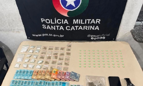 Tentativa de fuga é frustrada e leva PM a descobrir ponto de tráfico; R$ 37 mil foram apreendidos