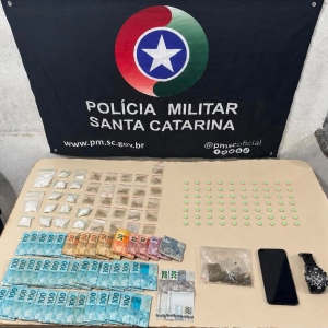 Tentativa de fuga é frustrada e leva PM a descobrir ponto de tráfico; R$ 37 mil foram apreendidos