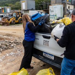 Mutirão em Bombinhas recolhe lixo e elimina possíveis criadouros de mosquitos da dengue