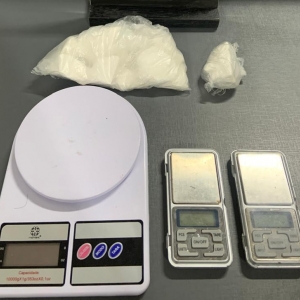 Investigação de tentativa de homicídio leva à prisão de suspeito e apreensão de drogas