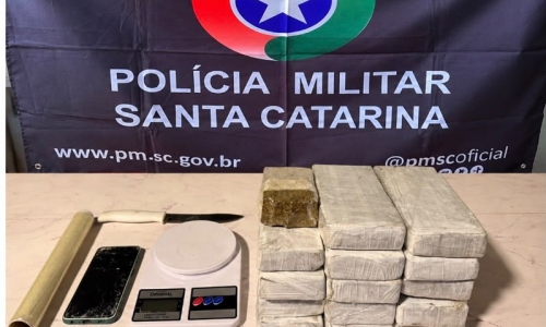 Suspeito de tráfico agride companheira e foge após droga ser jogada na rua