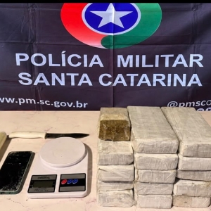 Suspeito de tráfico agride companheira e foge após droga ser jogada na rua
