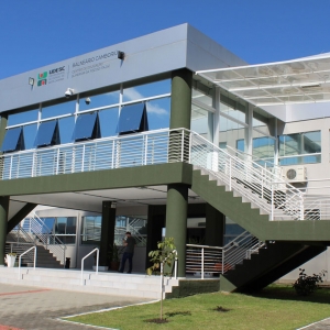 Alunas da Udesc são alvo de lista misógina e montagens com IA feitas por colegas de curso