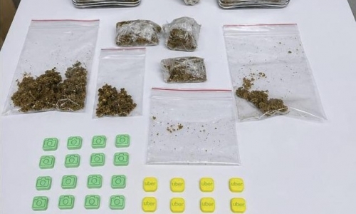 Suspeito de 19 anos por tráfico é detido com ecstasy “estampado” e maconha em imóvel