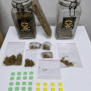 Suspeito de 19 anos por tráfico é detido com ecstasy “estampado” e maconha em imóvel