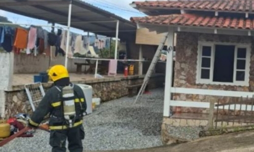 Princípio de incêndio causa danos em residência; quarto e forro foram destruídos