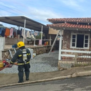 Princípio de incêndio causa danos em residência; quarto e forro foram destruídos