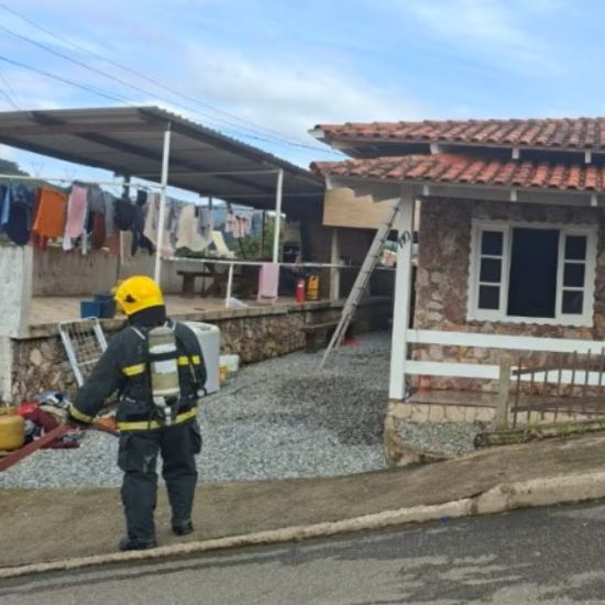 Princípio de incêndio causa danos em residência; quarto e forro foram destruídos