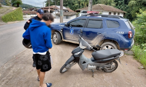 Moto apreendida em Brusque após pai e filho acumularem irregularidades no mesmo flagrante