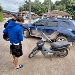 Moto apreendida em Brusque após pai e filho acumularem irregularidades no mesmo flagrante