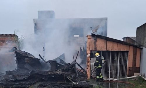 Chamas consomem completamente casa de madeira em Itapema