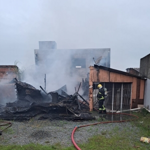 Chamas consomem completamente casa de madeira em Itapema