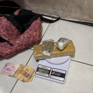 Ordens judiciais por tráfico de drogas e homicídio são cumpridas em operação policial