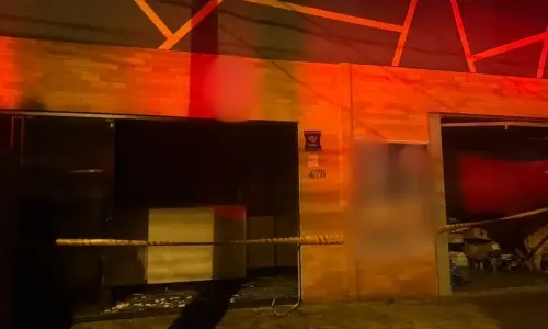 Geladeira expositora provoca incêndio em estabelecimento durante a madrugada