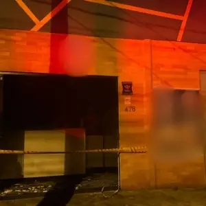 Geladeira expositora provoca incêndio em estabelecimento durante a madrugada