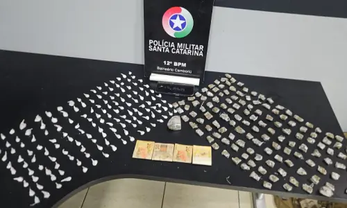 Com mais de 400 porções de drogas homem é preso