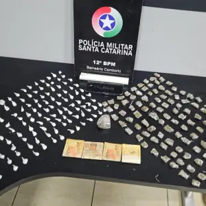Com mais de 400 porções de drogas homem é preso