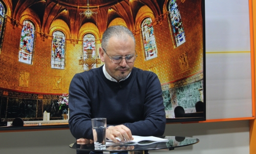 Padre Elizandro Scarsi conduz inspirador momento de fé e bênção nesta quarta-feira, 19 de agosto