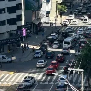 Obra de esgoto exige trânsito alternado na Avenida Nereu Ramos a partir desta sexta