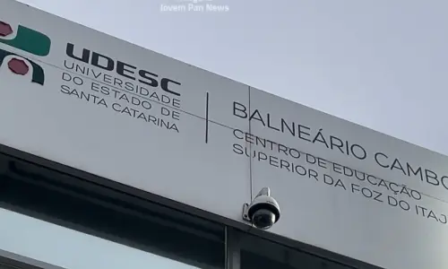 PROTESTO ▶️ | Coletivo de mulheres realiza mobilização em frente à UDESC em Balneário Camboriú
