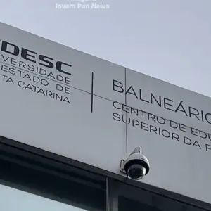 PROTESTO ▶️ | Coletivo de mulheres realiza mobilização em frente à UDESC em Balneário Camboriú