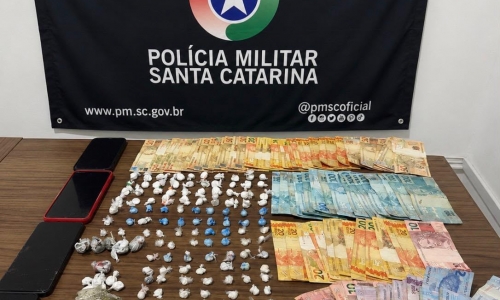 Adolescente é apreendido e dois homens são presos após operação contra o tráfico
