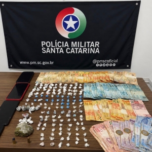 Adolescente é apreendido e dois homens são presos após operação contra o tráfico