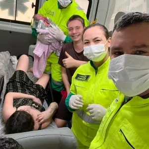 Família pede socorro na BR-101 e bebê nasce dentro de ambulância em Itapema