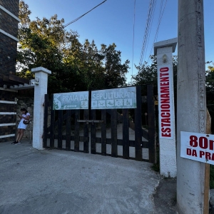 Rua que dá acesso à Praia da Sepultura será desobstruída após intervenção da Justiça