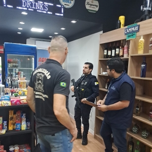 Operação fiscaliza conveniências e apreende maconha após denúncias de moradores