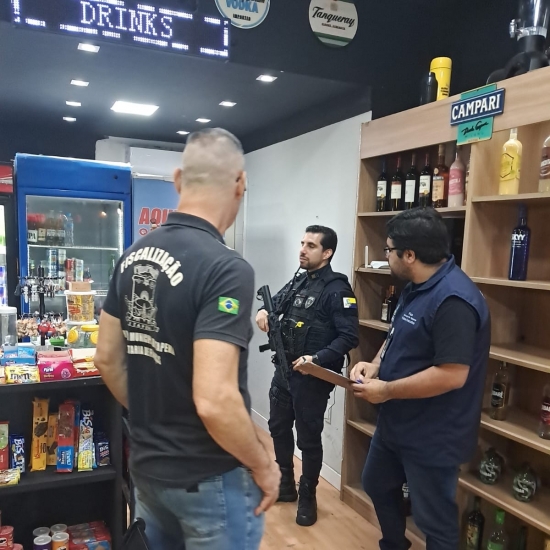 Operação fiscaliza conveniências e apreende maconha após denúncias de moradores