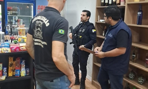 Operação fiscaliza conveniências e apreende maconha após denúncias de moradores
