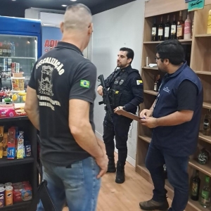 Operação fiscaliza conveniências e apreende maconha após denúncias de moradores