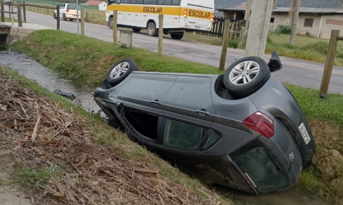 URGENTE 🚨 | Carro cai em vala e motorista morre; caso ocorreu em Tijucas
