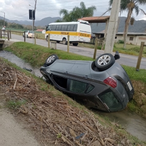 URGENTE 🚨 | Carro cai em vala e motorista morre; caso ocorreu em Tijucas