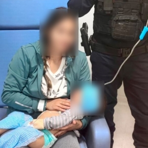 Bebê salva de engasgo com leite materno após ação rápida de guardas municipais