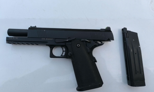 Arma falsa escondida em carro é apreendida após confusão em via pública