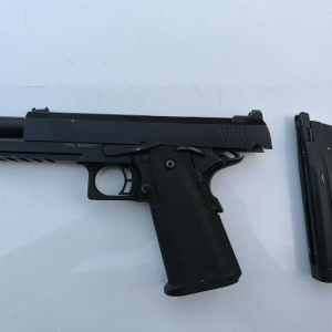 Arma falsa escondida em carro é apreendida após confusão em via pública
