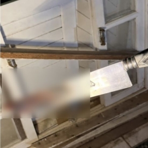 Mulher é presa após ferir marido com faca durante discussão; agressora alega legítima defesa