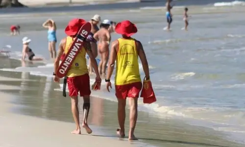 Bombeiros abrem seleção para guarda-vidas voluntários em Itapema com vagas gratuitas