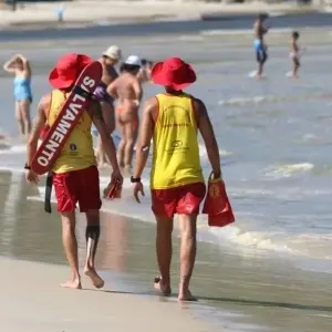 Bombeiros abrem seleção para guarda-vidas voluntários em Itapema com vagas gratuitas
